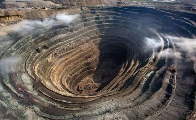 [Video] 30,000 Diamonds found in one rock in a Russian mine
