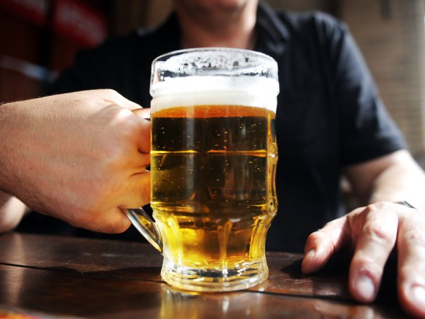 Study finds people working long hours more prone to heavy drinking habits