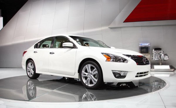 2013-nissan-altima-photo-451352-s-986x603