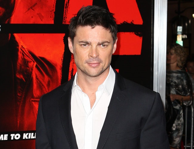 Karl Urban stole a Starfleet insignia from the ‘Star Trek Beyond’ set