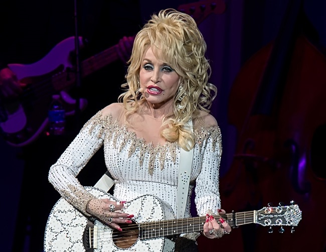Dolly Parton wants to record duet with Adele